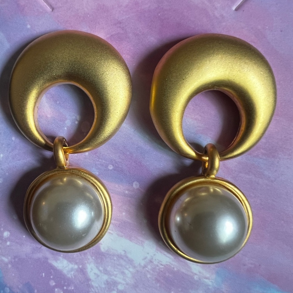 Vintage Matte Gold Tone Dangle Drop Faux Pearl Earrings - Picture 3 of 4